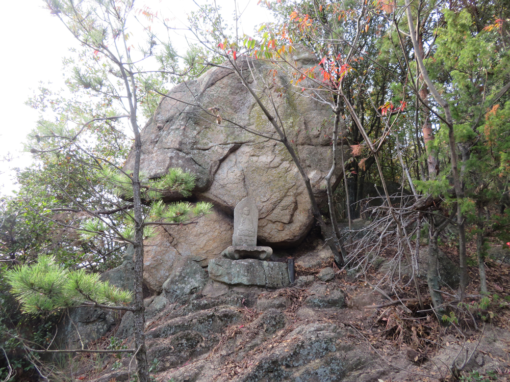 三石の景勝大岩！